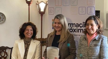 A vereadora Paula Calado, em representação da Câmara Municipal de Elvas, assinou esta terça-feira, em Castelo Vide, o protocolo com o Turismo de Portugal, através da Escola de Hotelaria e Turismo de Portalegre, no âmbito do programa “Formação + Próxima”.