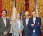 O presidente da Câmara Municipal de Elvas, comendador José Rondão Almeida, recebeu, nos Paços do Concelho, o comendador Carlos Beato, antigo Capitão de Abril, e ex-presidente da Câmara Municipal de Grândola