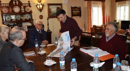 O presidente da Câmara Municipal de Elvas, comendador José Rondão Almeida, esteve esta sexta-feira, dia 13, no investimento de turismo rural “Quinta dos Cedros”, em Vila Boim, de Tiago Esquetim.