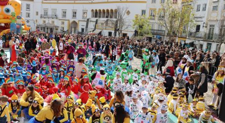 Mais de 1200 crianças, do pré-escolar e primeiro ciclo do Ensino Básico, do ensino público e privado, participaram no desfile do Carnaval Escolar em Elvas