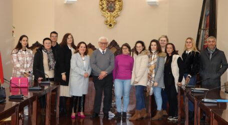 Elvas: Mais 12 funcionários assinaram na manhã desta terça-feira, dia 16, contrato por tempo indeterminado com a Câmara Municipal de Elvas e vão ser colocados nos três agrupamentos de escolas do concelho.