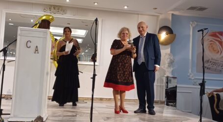 A vereadora Vitória Branco, em representação do Município de Elvas, marcou presença na gala comemorativa do 40º aniversário da comparsa Lancelot, em Badajoz.