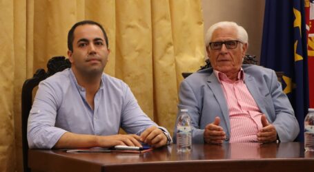 O presidente da Câmara Municipal de Elvas, comendador José Rondão Almeida, e o vereador Cláudio Monteiro, reuniram esta quarta-feira com empresários e comerciantes