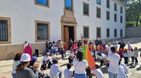 A Campanha do Pirilampo Mágico, que este ano se veste de violeta, visitou ontem, 12 de maio, os Paços do Concelho