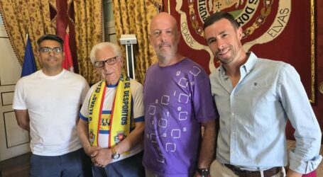 O presidente da Câmara Municipal de Elvas, comendador José Rondão Almeida, recebeu na tarde desta quinta-feira a nova direção de “O Elvas” Clube Alentejano de Desportos.