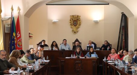 A Assembleia Municipal de Elvas aprovou esta quinta-feira, em sessão ordinária, todos os pontos por unanimidade, à exceção da revisão orçamental nº1 – retificação, aprovada por maioria com dois votos contra