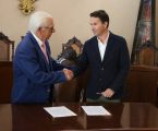 O presidente da Câmara Municipal de Elvas, comendador José Rondão Almeida, assinou esta segunda-feira a consignação da empreitada de Ampliação do Lar de Santa Eulália, com a empresa SENPAPOR, representada pelo Eng. Hélio Tavares