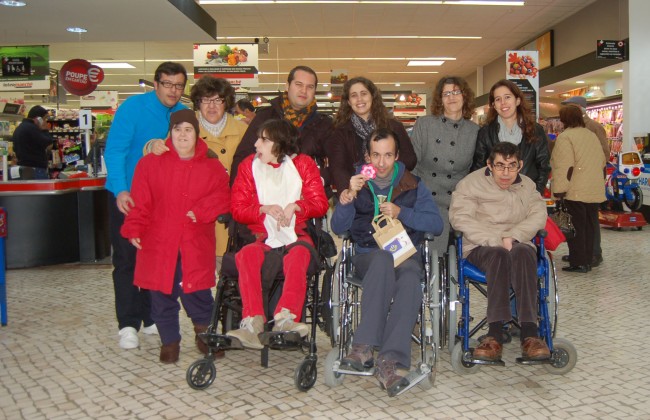 Momento em que os alunos da APPACDM visitavam o Intermarché