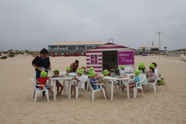 Biblioteca_na_Praia_do_Carvalhal