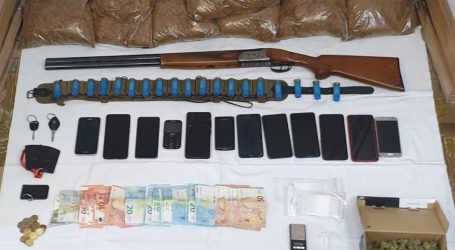 Buscas domiciliárias em Elvas culminam com a detenção de oito indivíduos e com a apreensão de armas, droga, ouro, viaturas e dinheiro.