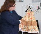 SOUSEL: Alunas da Universidade Sénior confecionam vestidos para meninas desfavorecidas de todo o mundo
