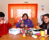 Utentes da APPACDM preparando as flores para o dia da Mulher