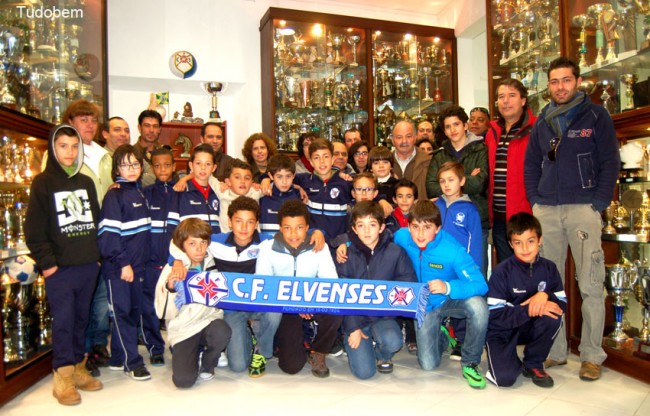 Benjamin e infantis com familiares e direcção do Clube