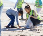 EU BEACH CLEAN UP 2025 une jovens portugueses e espanhóis na Ponte da Ajuda