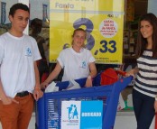 Voluntários durante a recolha de alimentos