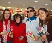 Cliente do Intermarche de Elvas recebendo flores