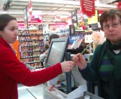 Cliente Intermarche Estremoz recebe flores