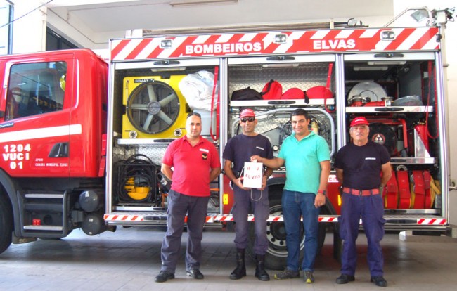 Gerente do Intermarché entregando donativo aos Bombeiros de Elvas