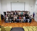 Luís Rosinha entrega lembrança aos finalistas do 12.º ano