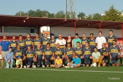 Equipa de veteranos do "O Elvas" com os gerentes do Intermarché ao centro