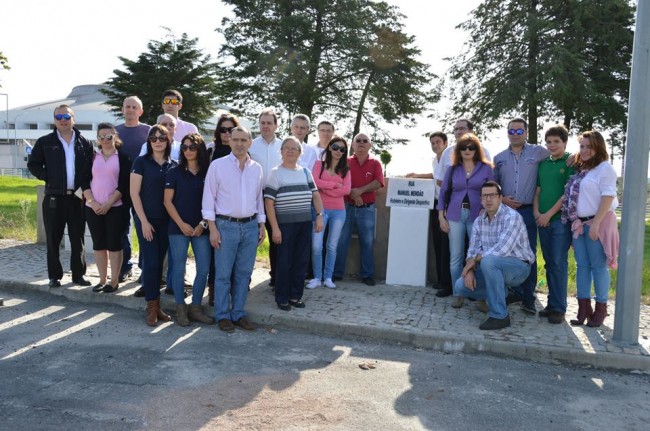 Momento do descerrar da placa de homenagem ao empresário Manuel Mendão