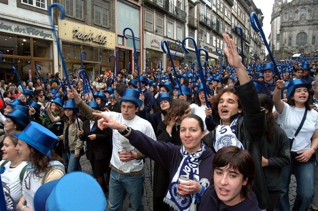 Foto: Wikipedia - Queima das Fitas do Porto Parade (imagem retratando os alunos quase-formados da Faculdade de Letras da Universidade do Porto)