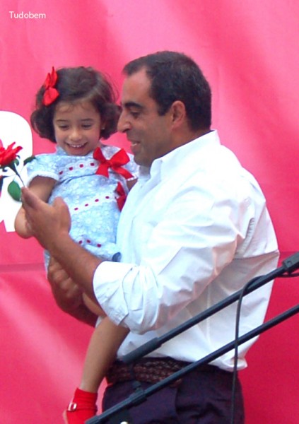 Final da apresentação da recandidatura, recebendo flores de filha