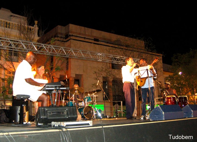 Momento em que o musico elvense participava na interpretação do tema de Cesária Évora